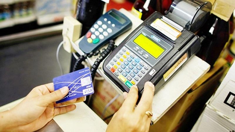 Khách hàng thanh toán qua thẻ ngân hàng sau khi kết thúc hành trình