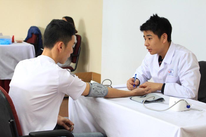 Nhân viên y tế khám sức khỏe chu đáo